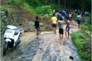 Akses jalan menuju Salajambe terputus akibatlongsoran tanah yang menutup jalan.